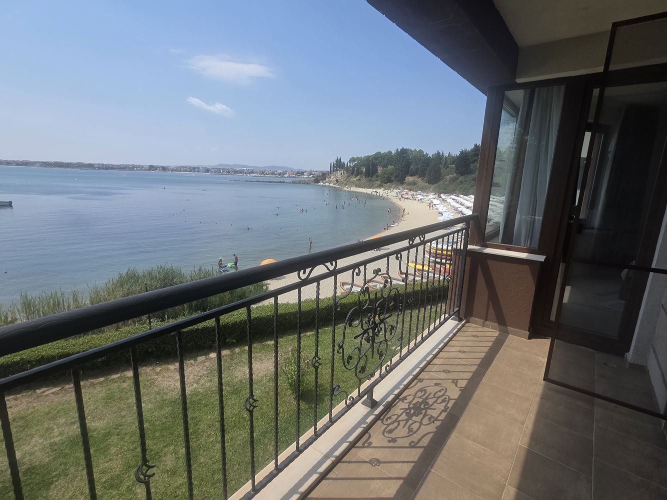 One-bedroom apartment on the first line with a frontal sea view in Nessebar