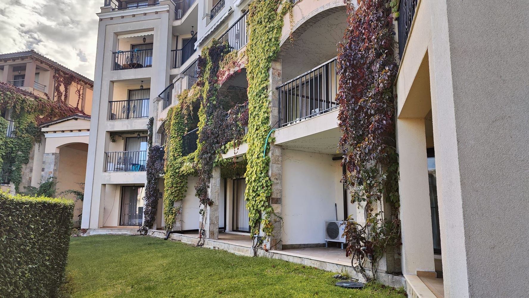 Apartment with two bedrooms, spacious veranda and greenery in a luxury complex in Kavatsi, Sozopol