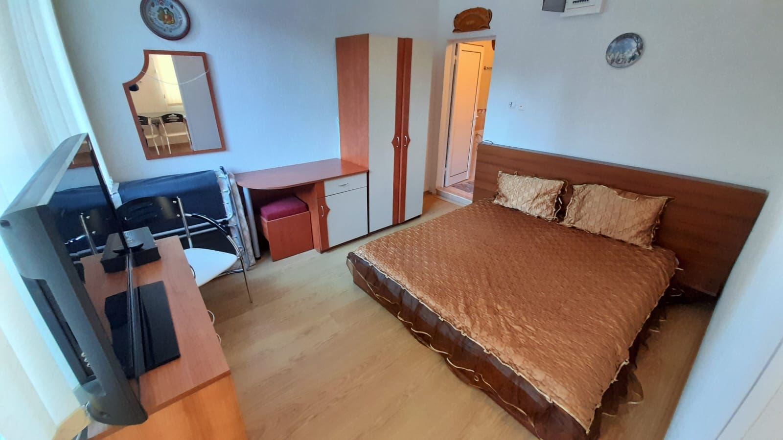 Spacious Studio with Enclosed Terrace and Additional Room – Quiet Location 500 m from the Beach
