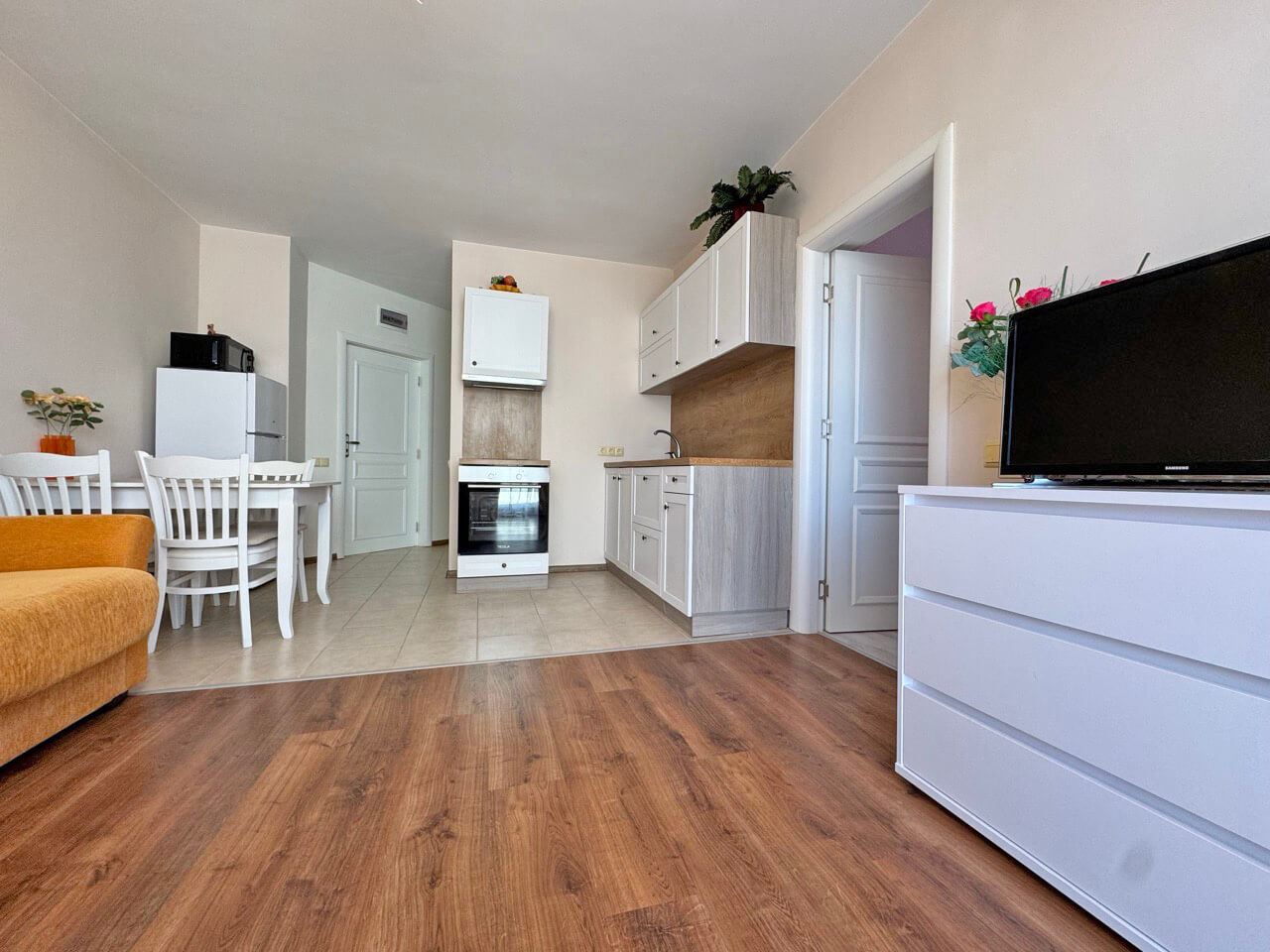 One-Bedroom Apartment with Pool View – Coziness, Greenery and Comfort in a Gated Complex
