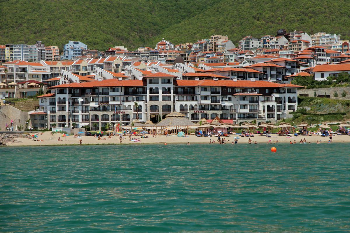 First-Line Apartment in Sveti Vlas – Stylish Property Near the Beach and Marina Dinevi Yacht Port
