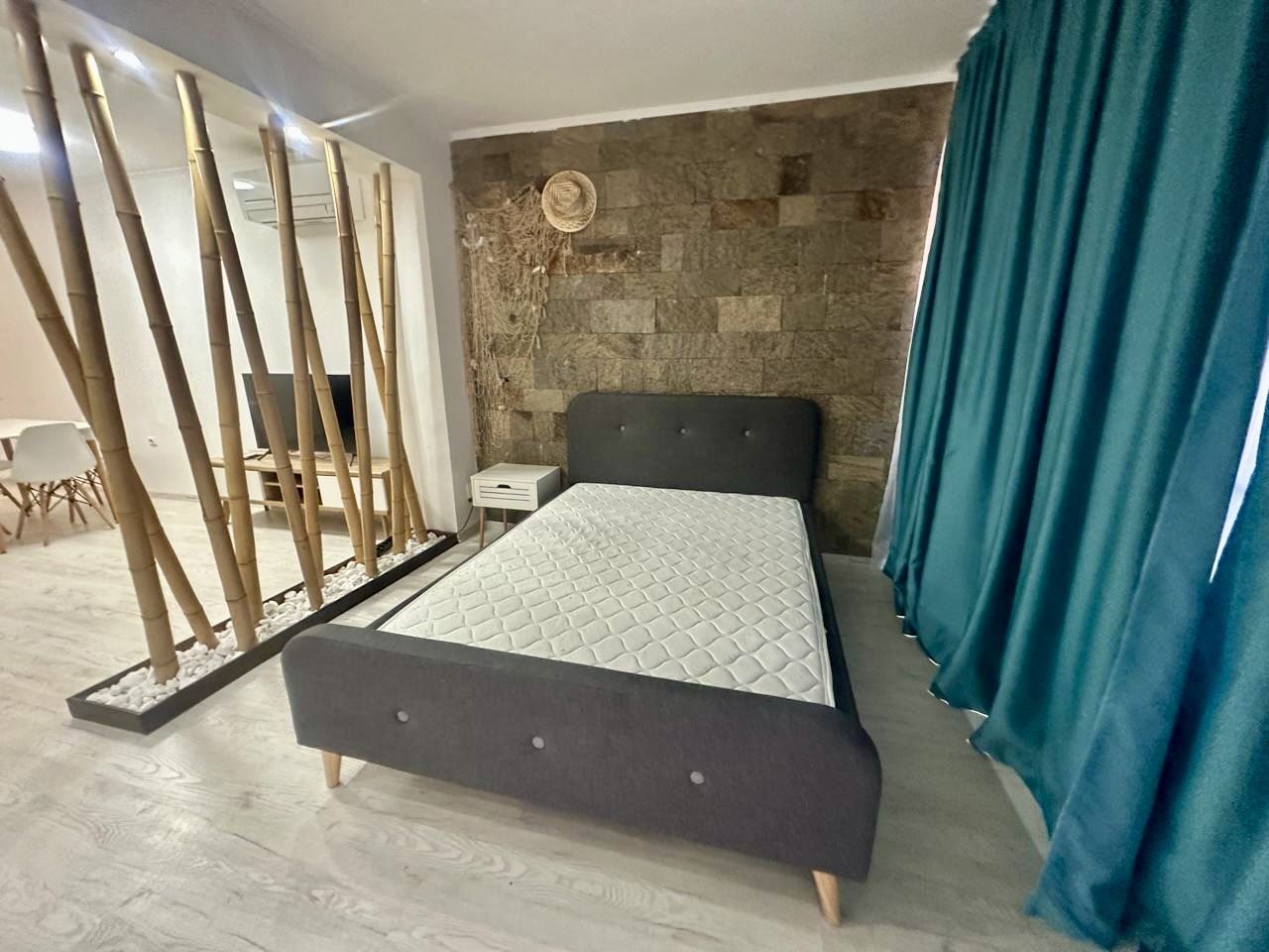 Spacious ground-floor studio with terrace and potential for a one-bedroom apartment – only 300 m from the sea