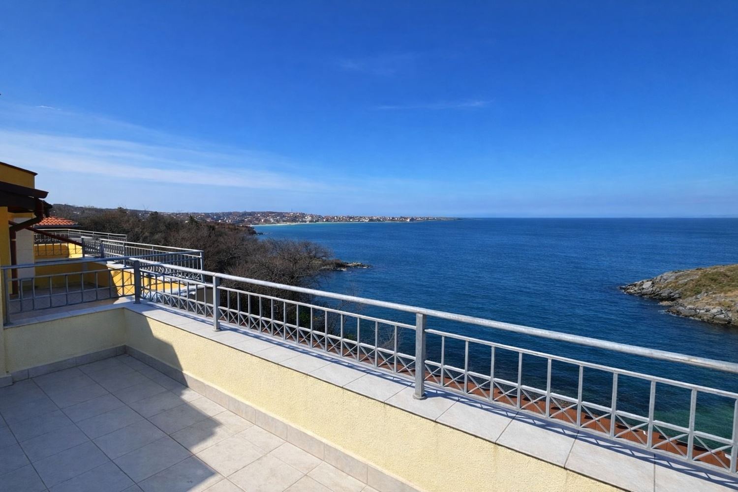 Maisonette on the first line to the sea in Sozopol with panoramic views and a boutique location