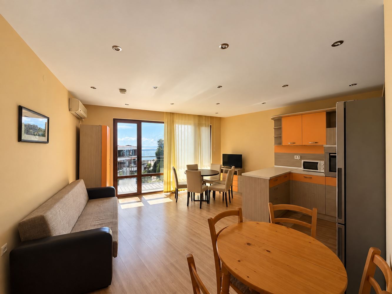 Elenite: spacious two-bedroom apartment on the first line with sea view