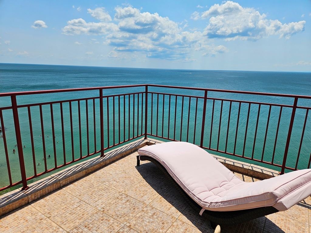 Luxury panoramic apartment on the first line of the sea with two bedrooms and an enormous terrace