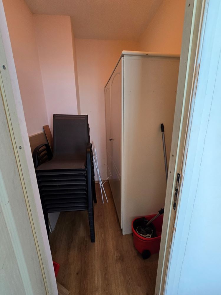 Spacious three room apartment with an excellent location and close proximity to the sea