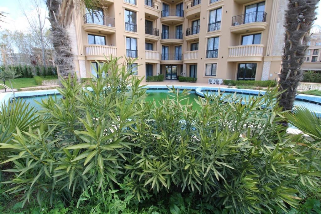 Two-Room Oasis in a New Luxury Complex in Sunny Beach – Pool View