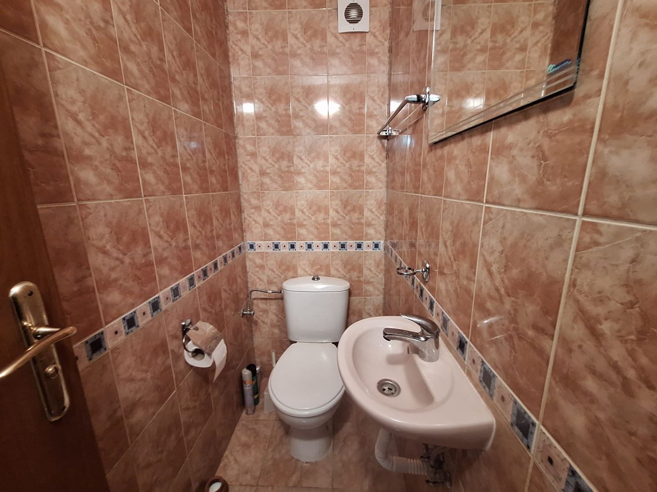 Spacious and Fully Furnished One-Bedroom Apartment Near the Beach