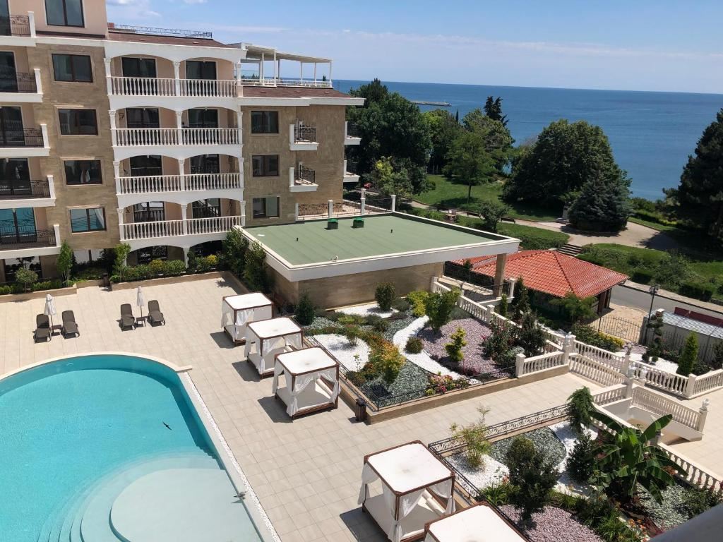 Spacious One-Bedroom Apartment with Panoramic Sea View in a Luxury First-Line Complex in Nessebar
