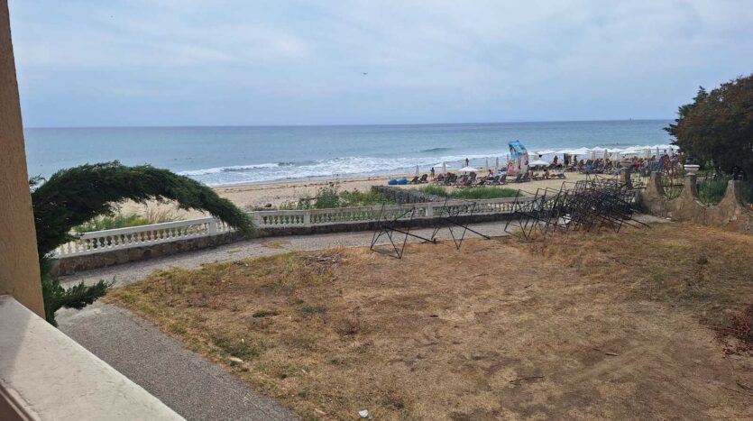 One-bedroom apartment on the first line in Elenite with sea panorama and excellent investment potential