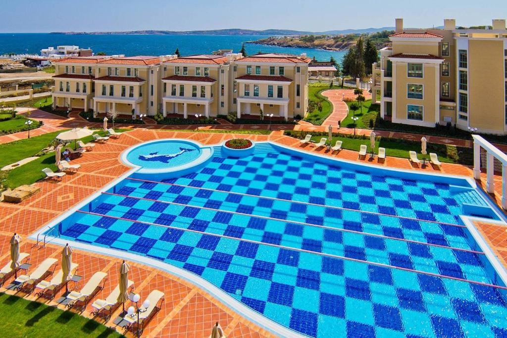 First-Line Apartment with Sea View – Fully Furnished Property in a Mediterranean-Style Complex