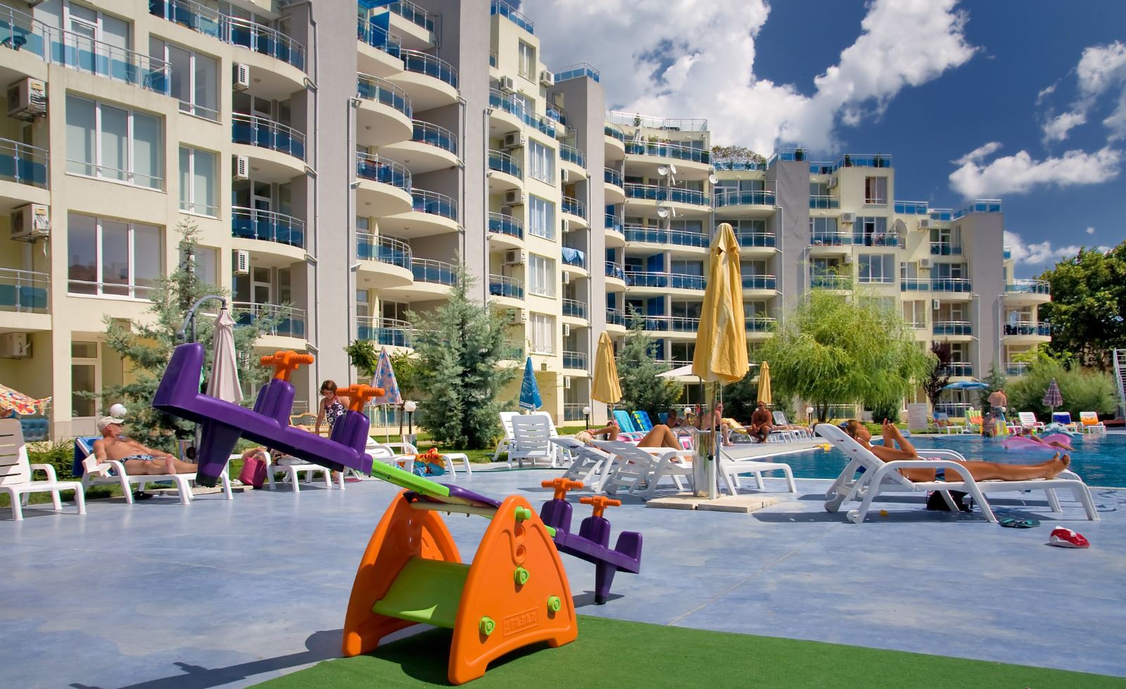 Sunny and spacious studio with sea view in Ravda – 100 m from the beach, in a well-maintained complex with a pool and greenery