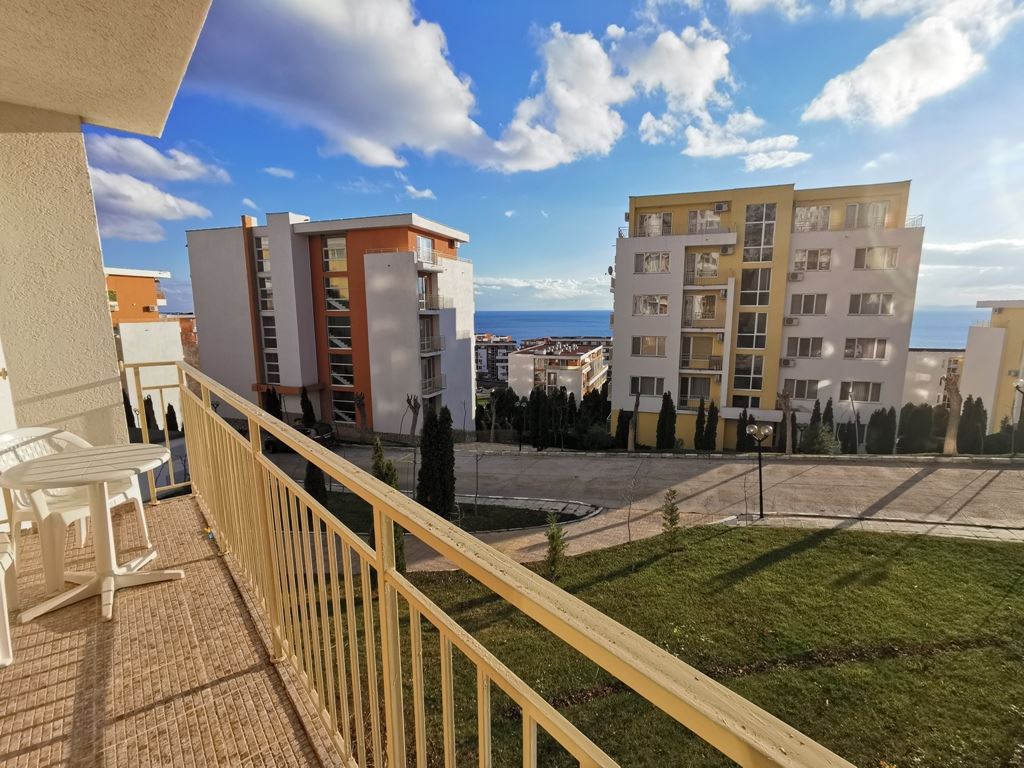 Two-bedroom apartment with sea panorama and private beach in a prestigious complex in Sveti Vlas