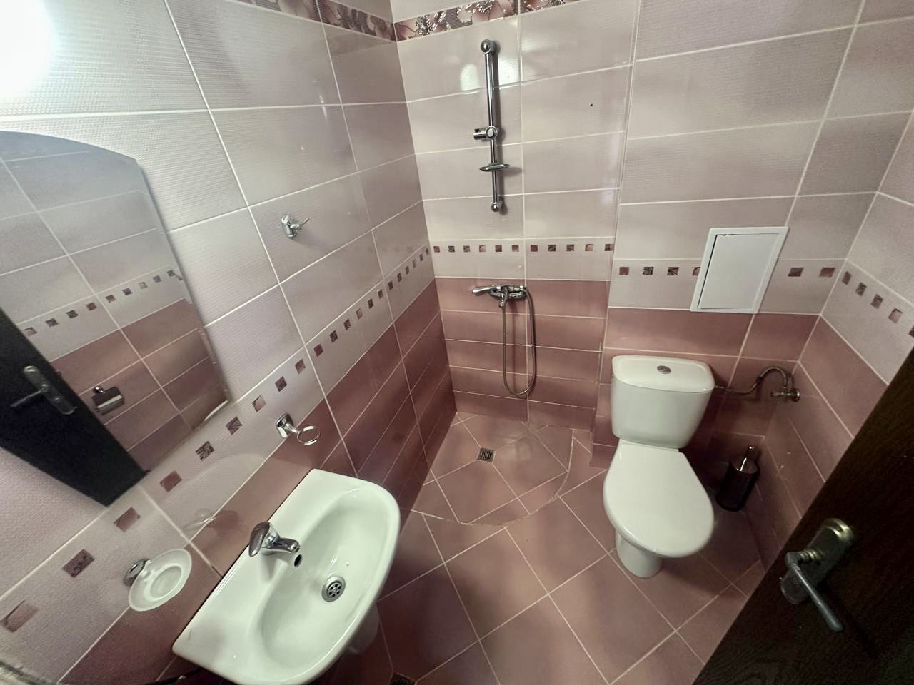 Spacious ground-floor studio with terrace and potential for a one-bedroom apartment – only 300 m from the sea