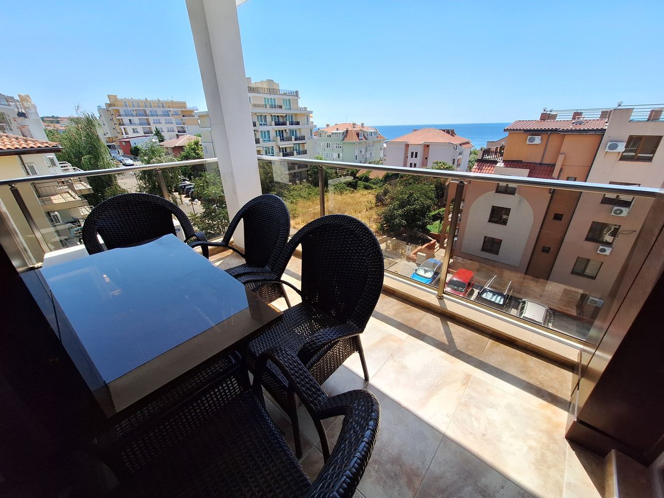 Spacious two-bedroom apartment with parking space only 200 meters from the sea in Sveti Vlas