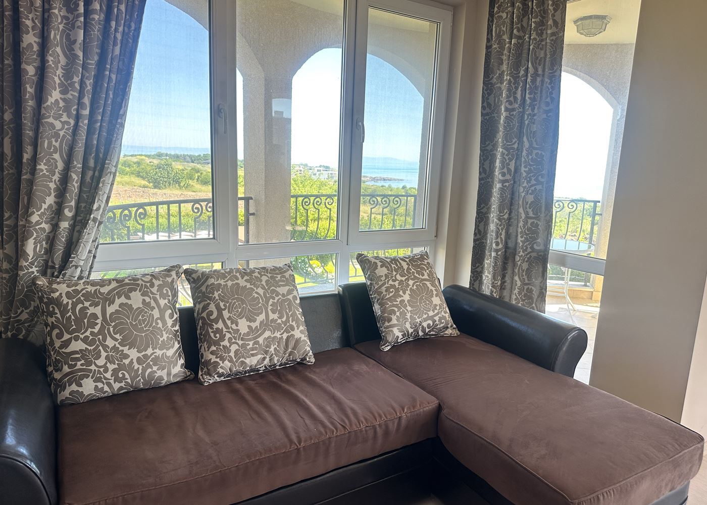 Spacious one-bedroom apartment with panoramic sea view in Chernomorets – a ready home by the sea