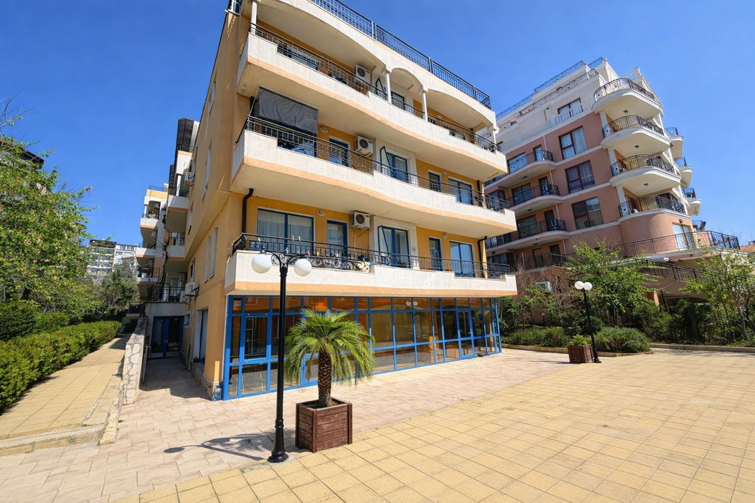 Comfortable One-Bedroom Apartment with Direct Pool Access – Ideal for Living and Investment