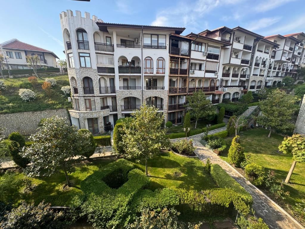 First-Line Apartment in Sveti Vlas – Stylish Property Near the Beach and Marina Dinevi Yacht Port