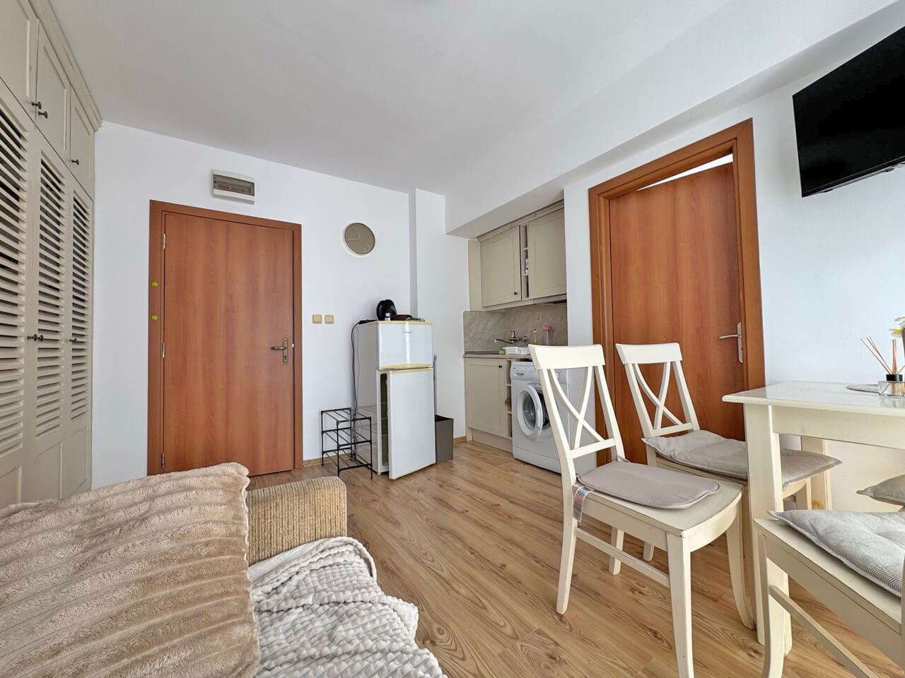 Cozy Two-Bedroom Apartment Within Walking Distance of the Beach