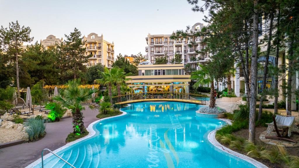 One-Bedroom Apartment with a View of the Park and Swimming Pool in a Prestigious Complex in Sunny Beach