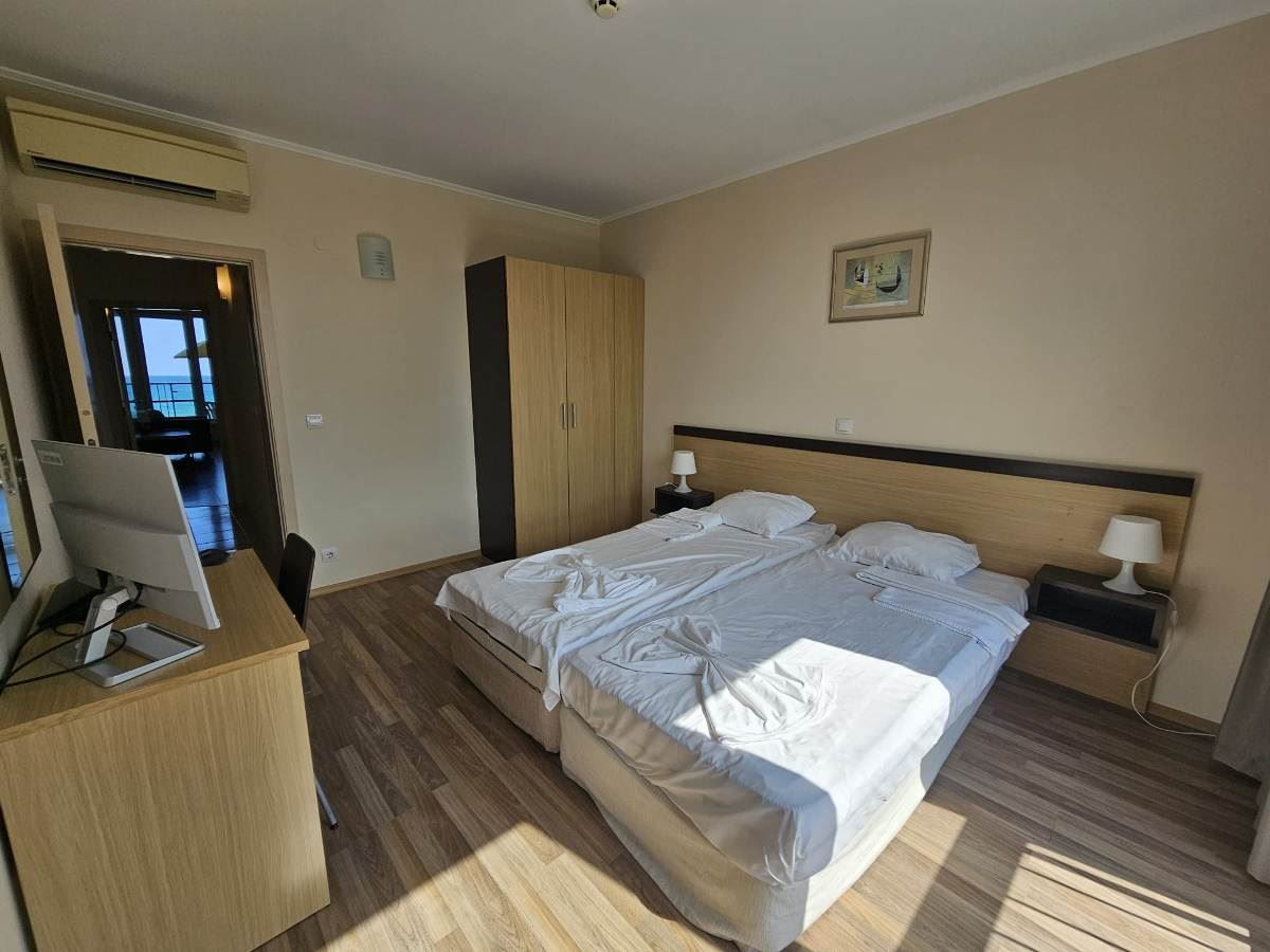 Luxury three-bedroom apartment on the beachfront in Obzor – panoramic sea and mountain views
