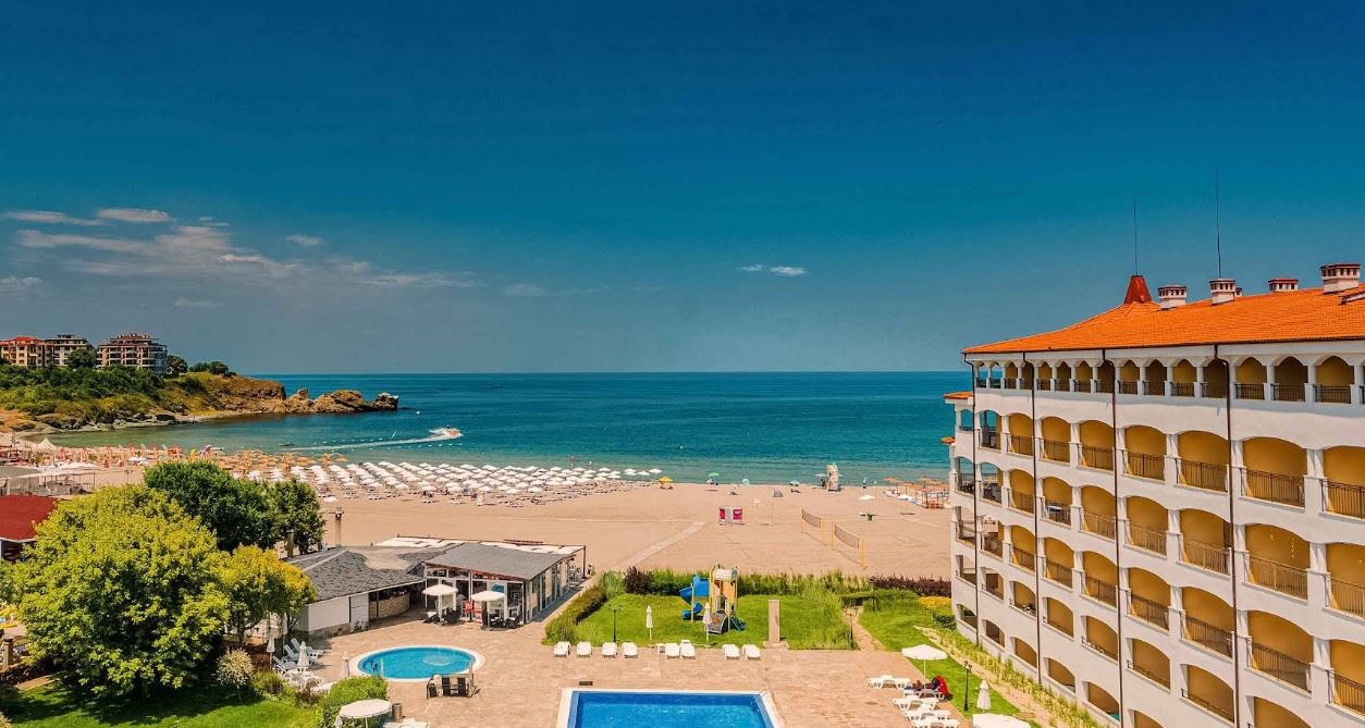 Spacious one-bedroom apartment on the first sea line in Tsarevo with full furnishing