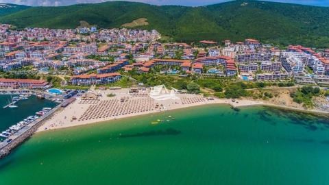 Seafront Apartment with Direct Beach Access in Sveti Vlas – Private Garden Attached to the Apartment