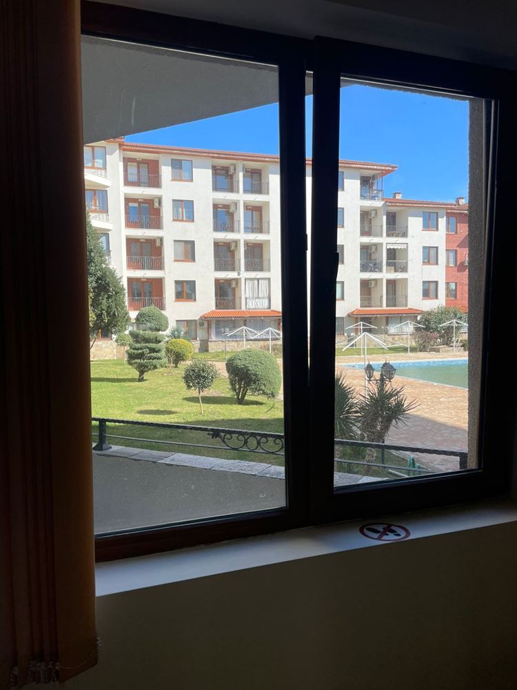 Stylish three-room apartment on the ground floor with a pool view – only 300 meters from the sea in Nessebar
