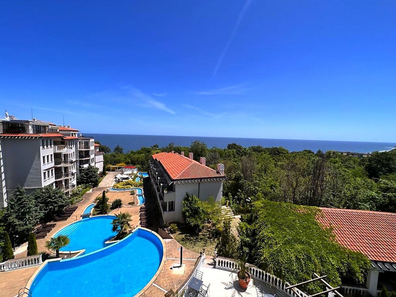 One-Bedroom Apartment with Beautiful Sea Views in a Seafront Complex in Obzor