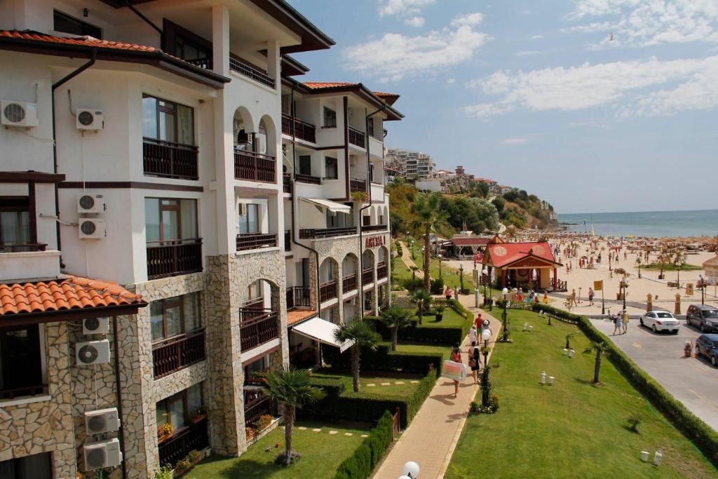 First-Line Apartment in Sveti Vlas – Stylish Property Near the Beach and Marina Dinevi Yacht Port