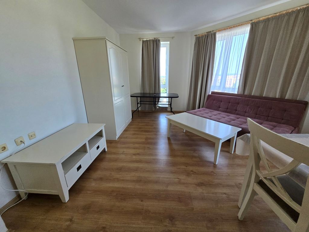 Spacious three room apartment with an excellent location and close proximity to the sea