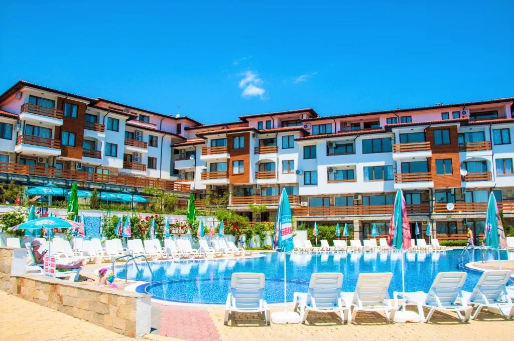 One-bedroom apartment with pool view on the outskirts of Sunny Beach – peace, nature, and year-round comfort