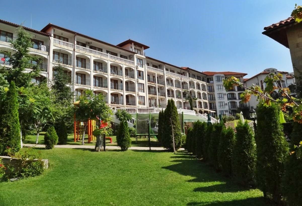 One-bedroom apartment with direct access to the pool in a complex in Sveti Vlas