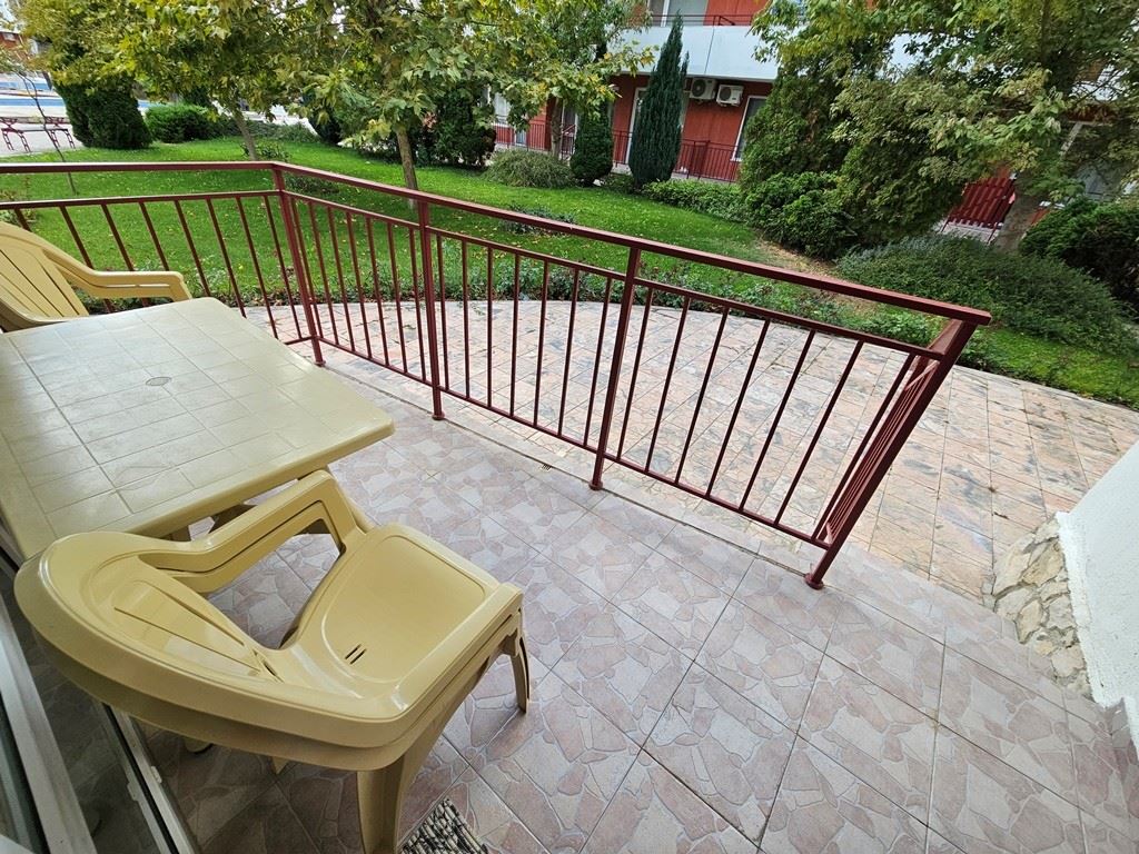 One-Bedroom Apartment on the First Line to the Sea in a Secure Complex in Elenite