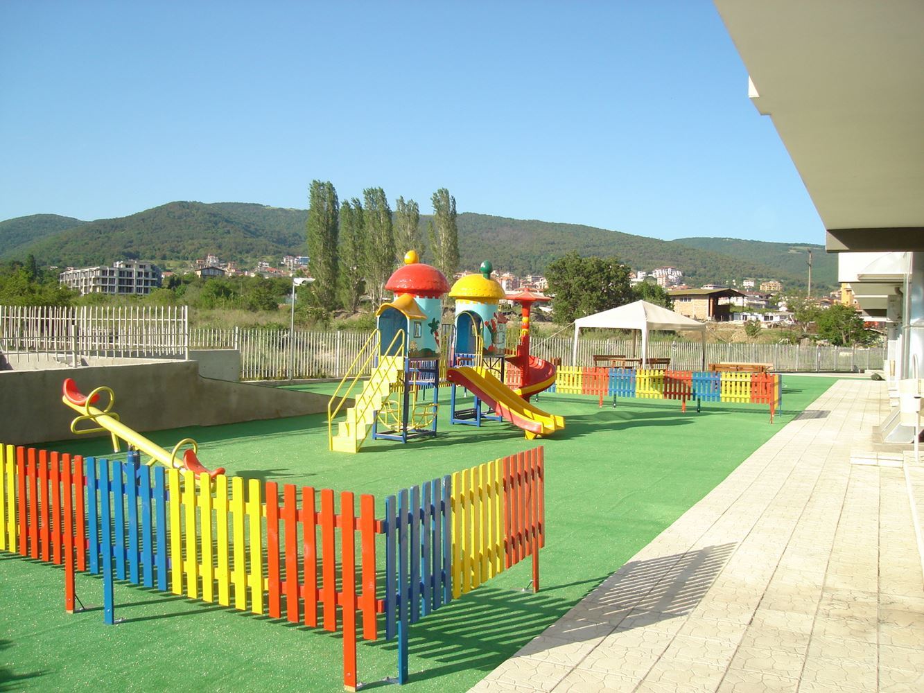 One-Bedroom Apartment in Sveti Vlas with a Low Maintenance Fee and Year-Round Amenities