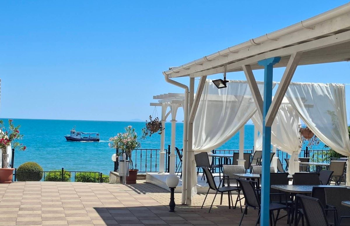 One-bedroom apartment with panoramic sea view on the first line in Sveti Vlas