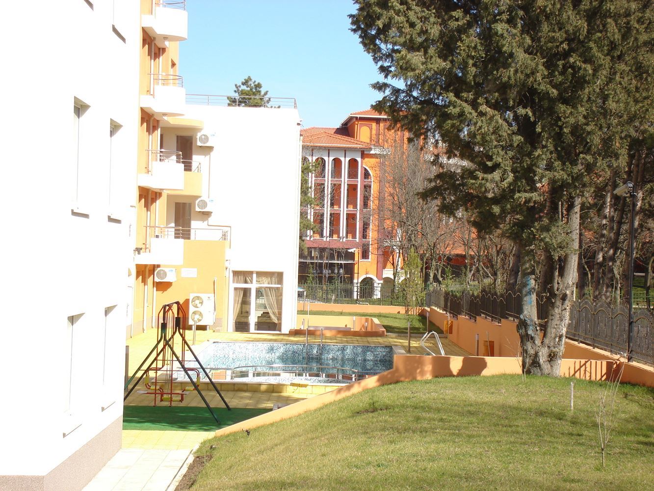 Pomorie 300 m from the Sea – Furnished One-Bedroom Apartment in a Complex with a Swimming Pool