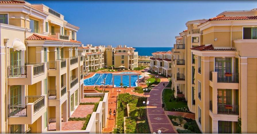 First-Line Apartment with Sea View – Fully Furnished Property in a Mediterranean-Style Complex