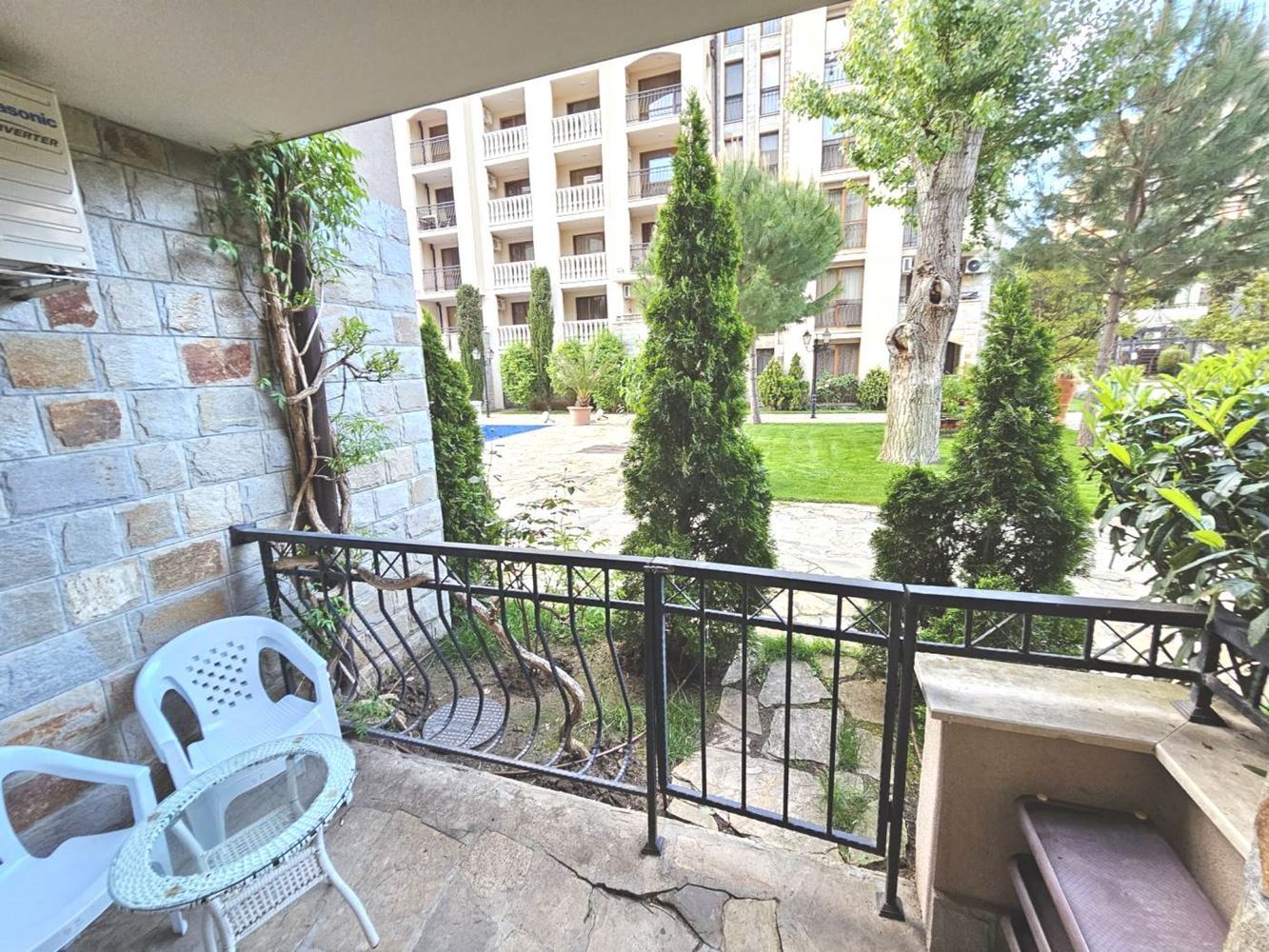 Three-room ground-floor apartment with direct access to the pool in a luxury complex in Sunny Beach