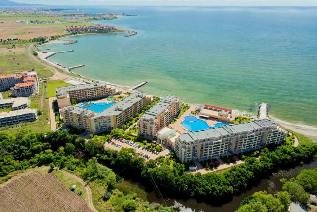 Seafront Luxury on the First Line – Spacious Two-Bedroom Apartment with Sea View in Aheloy