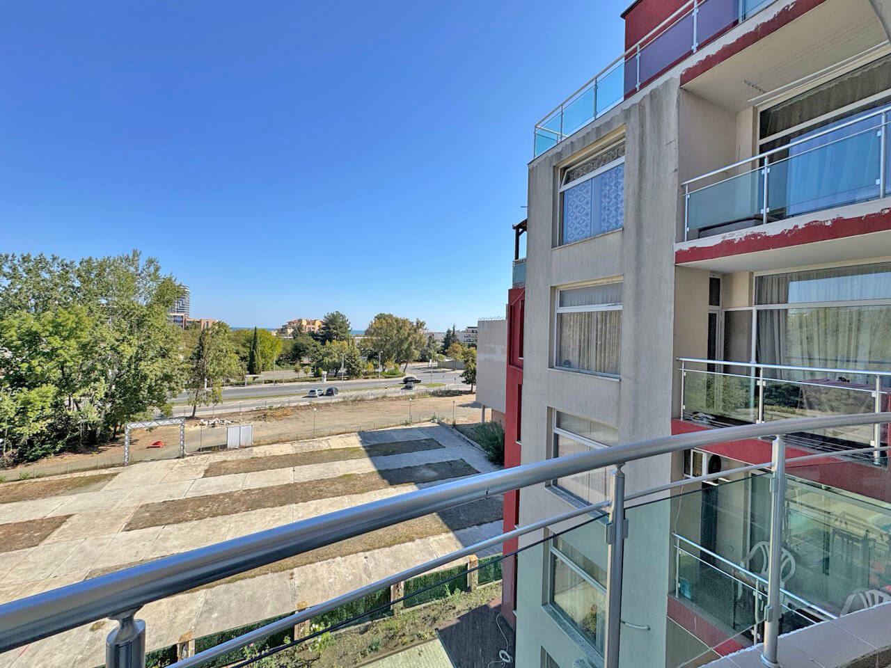 Sunny and spacious one-bedroom apartment with sea view in Sunny Beach