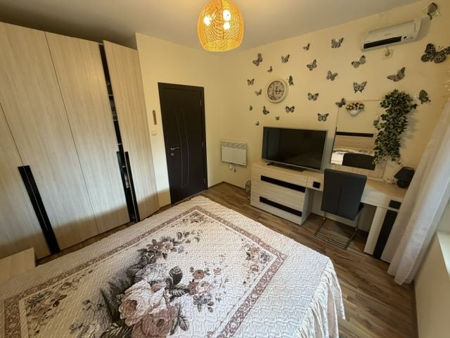 Spacious Three-Bedroom Apartment Close to the Sea with Excellent Complex Facilities