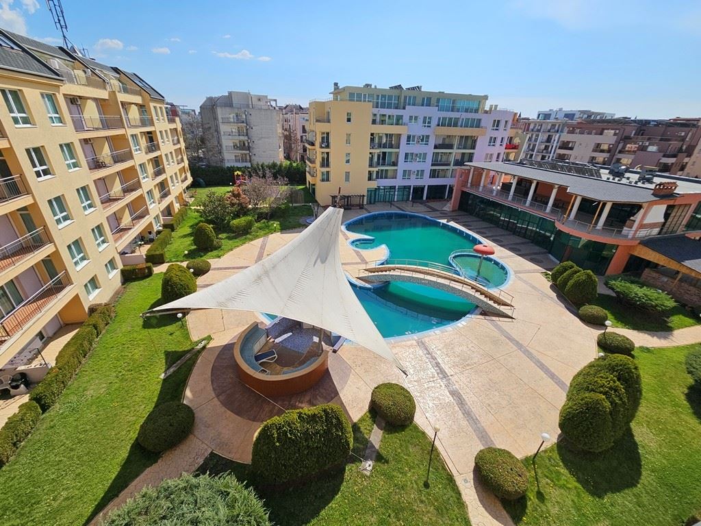 Stylish studio with panoramic pool view in Sunny Beach – ready for living and investment