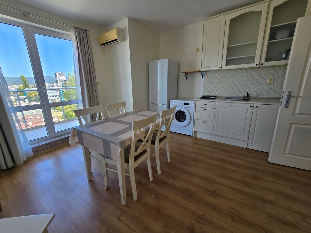 Spacious three room apartment with an excellent location and close proximity to the sea