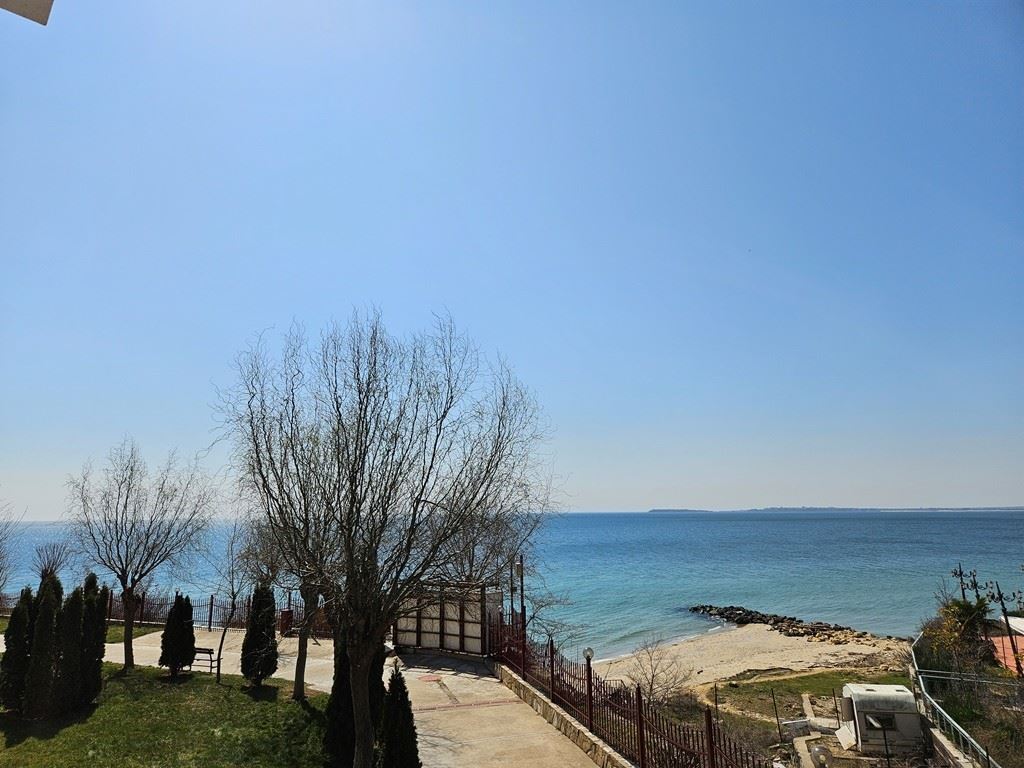 Sveti Vlas, beachfront – panoramic one-bedroom apartment with sea view from every room