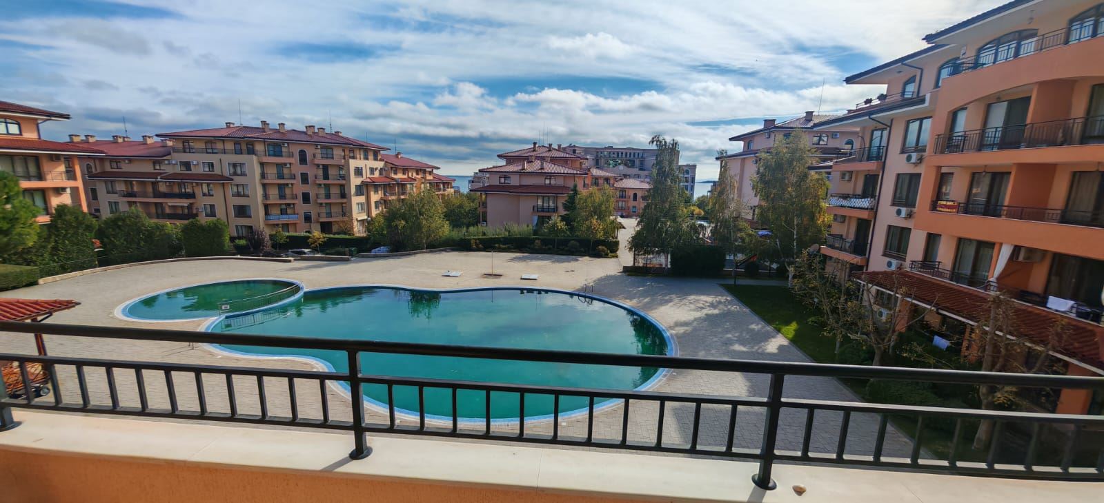 Three-room Apartment with Pool Views and Partial Sea Views, 200 Metres from the Beach in Sveti Vlas