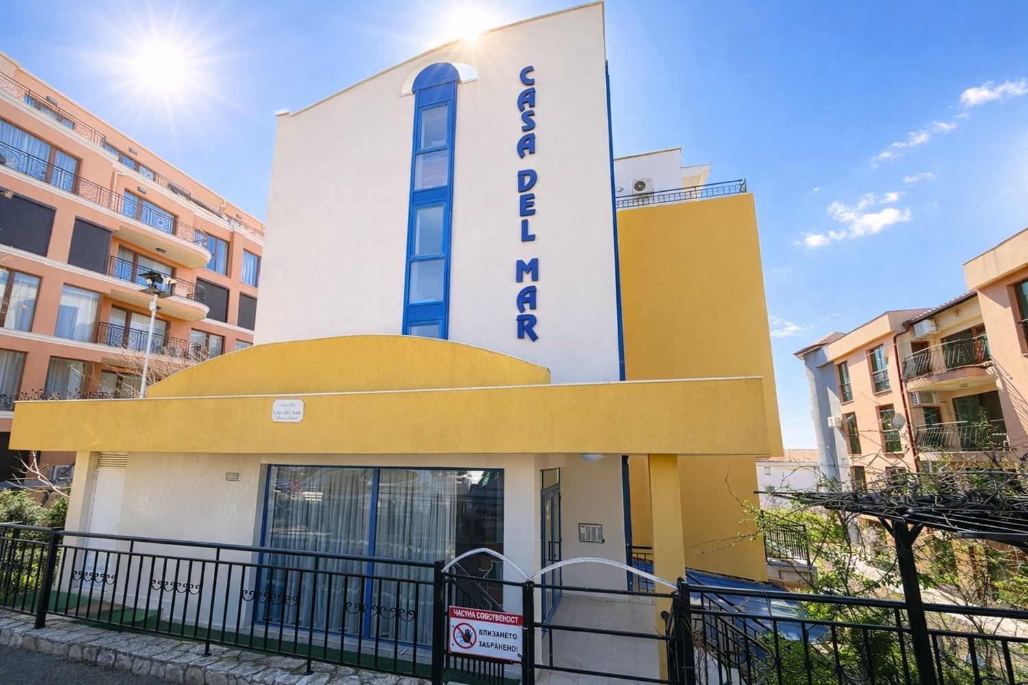 Comfortable One-Bedroom Apartment with Direct Pool Access – Ideal for Living and Investment