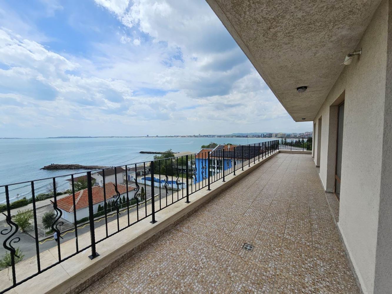 Sveti Vlas – three-bedroom apartment with direct panoramic sea view in a first-line complex