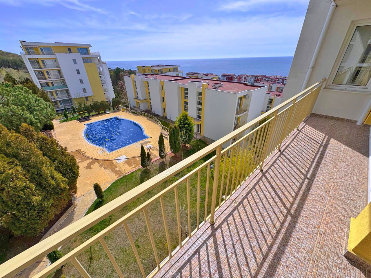 One-bedroom apartment with sea panorama and pool view in a prestigious complex in Sveti Vlas