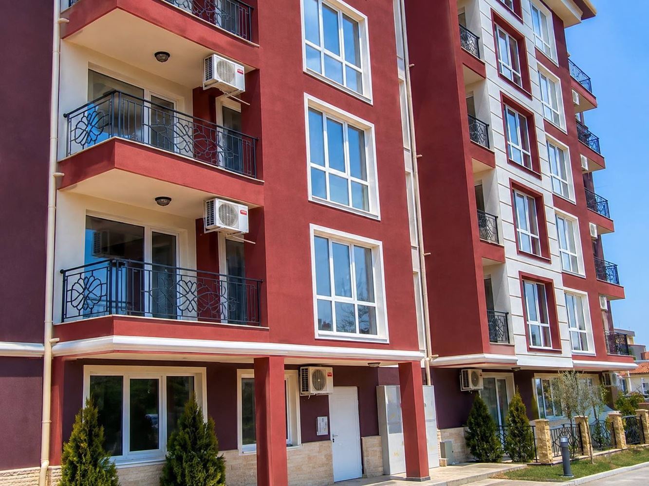 One-Bedroom Apartment in the Heart of Ravda – Cozy Home with a View of Greenery